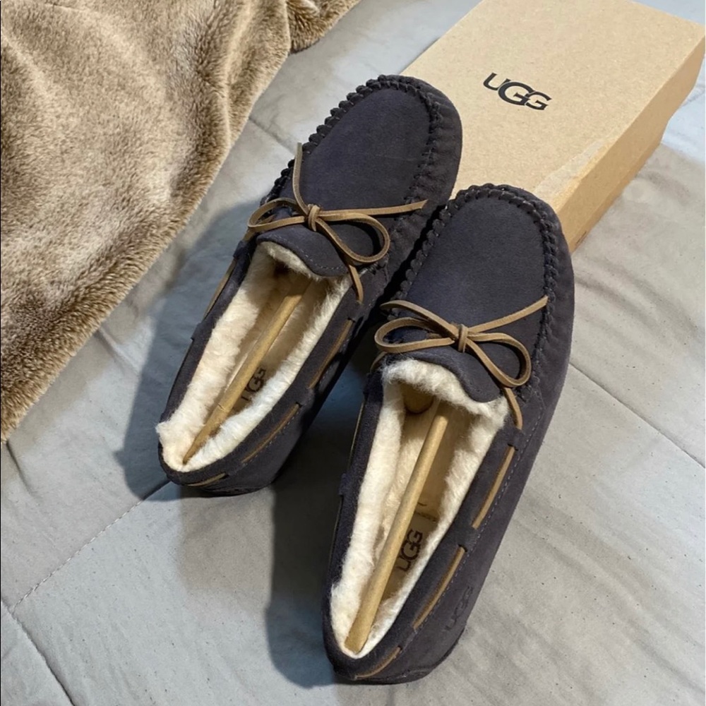 ‼️ SOLD ‼️Ugh Dakota slippers